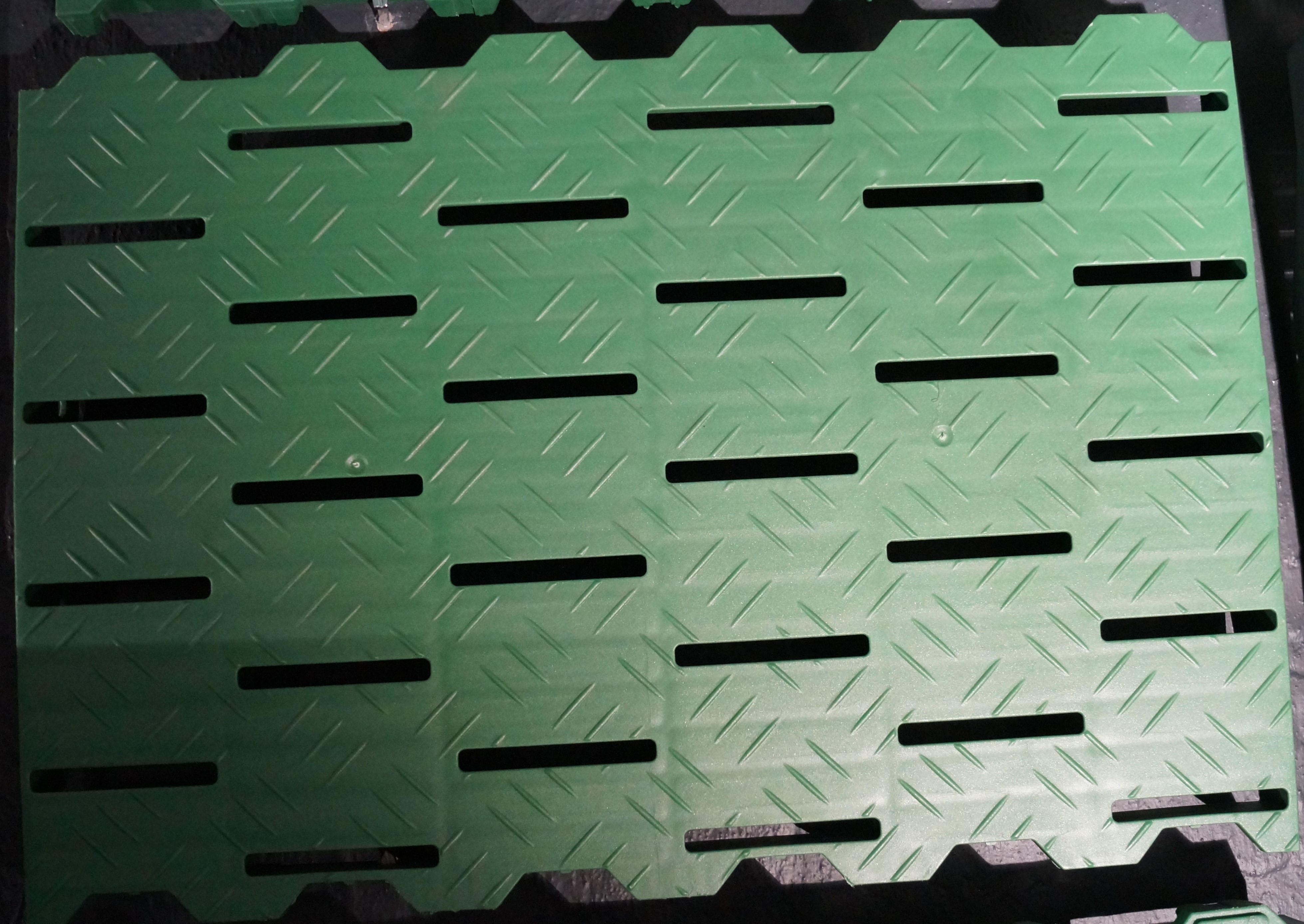 PLASTIC SLAT 60X40 CM FOR WEANER, GREEN 10% OPENING PLASTIC SLAT 60X40 CM FOR WEANER, GREEN 10% OPENING