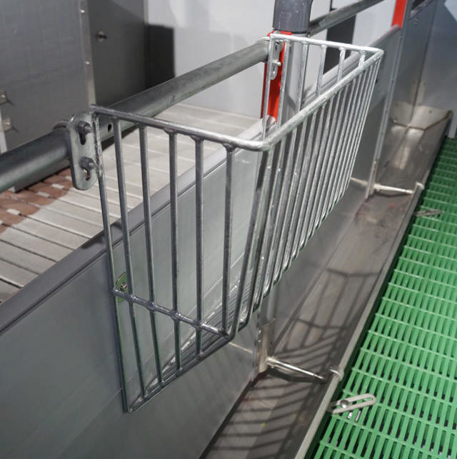 HAY RACK GALVANIZED 35 LITER FOR FINISHER AND WEANERS 588 X 514 X 205 MM 