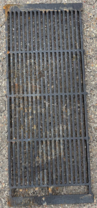 STØBEJERNSRIST 100X40X3 CM M/RENSÅBNING, 10/11 MM SPALTEÅBNING