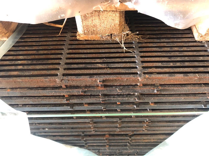 2ND GRADE GOODS, CAST IRON GRATING 120 X 40 CM W/CLEANING OPENING, 10/11 MM SLOT OPENING