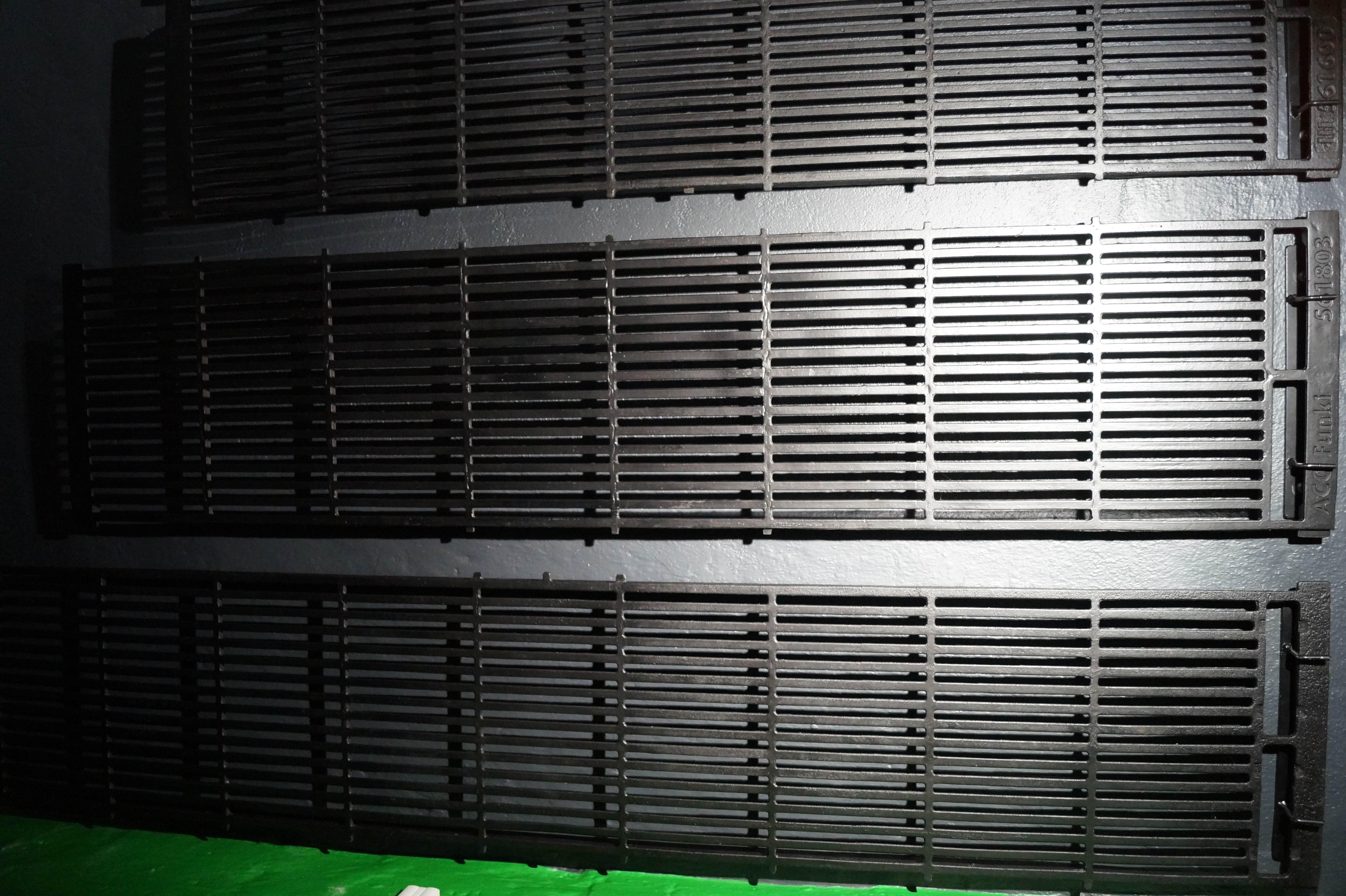 CAST IRON GRATING 180X40X3 CM W/CLEANING OPENING, 12/13 MM SLOT OPENING